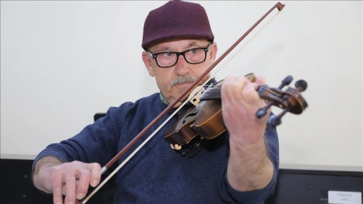 70 yaşındaki Canfer Çullu birlikte yılda 4 enstrüman çalmayı öğrendi