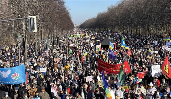 Almanya’da Ukrayna ile el birliği gösterisine binlerce isim katıldı