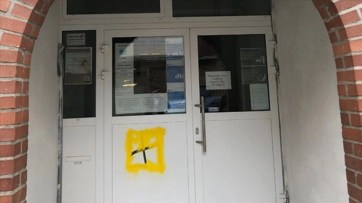 Almanya'nın Dortmund kentinde cami kapısına gamalı salip çizildi