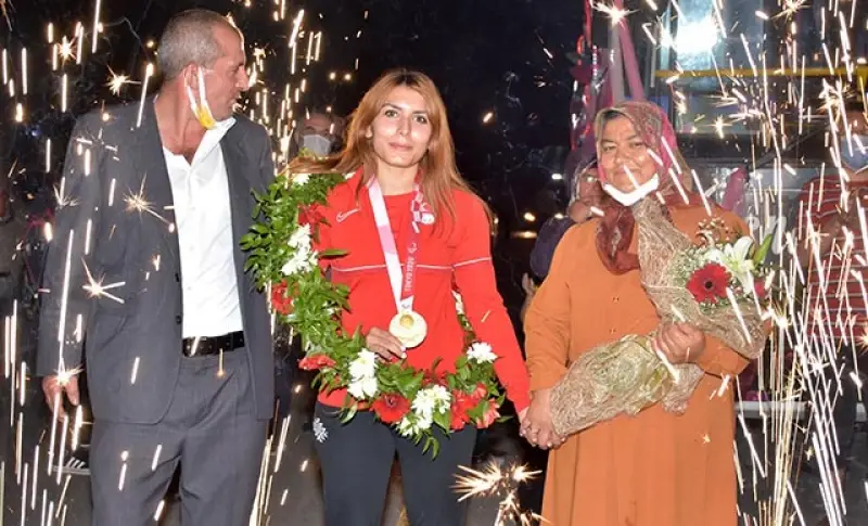 Altın madalyalı şampiyon Reyhan Yılmaz'a Isparta'da karşılama