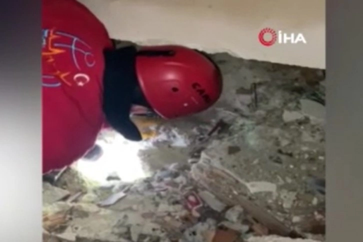 Antakya'da 2 kişi depremden 45 saat sonra enkazdan sağ çıkarıldı