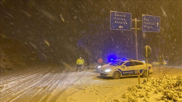 Antalya Kaş'ta kar yağışı çarpıcı oluyor