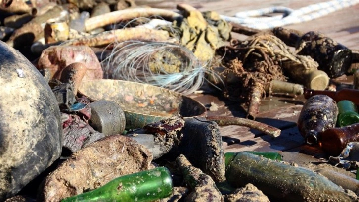Antalya'da yoğun temizliğinde denizden klozet, süpürge, pantolon kabilinden atıklar çıktı