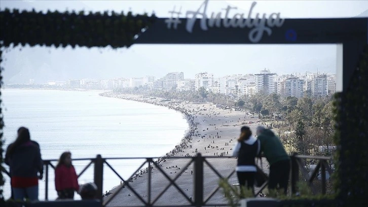 Antalya'da güneşli havayı punt bilenler sahillerde kesafet oluşturdu