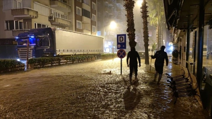 Antalya'da sert yağmur sere illet oldu