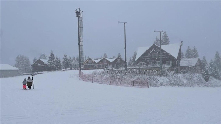 Artvin'deki Atabarı Kayak Merkezi sezonun önceki ziyaretçilerini ağırlamaya başladı