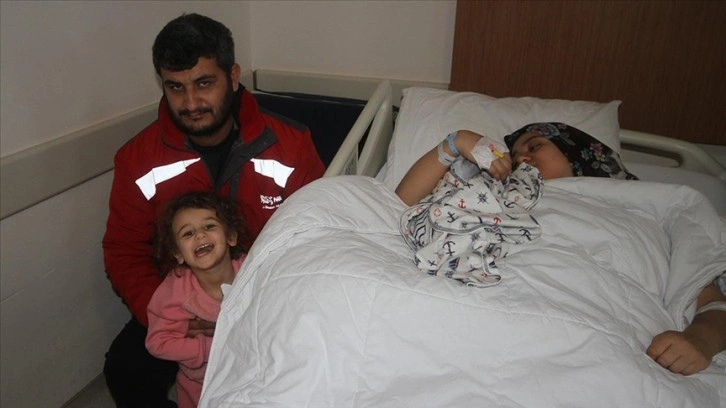 Depremzede gebe eş Konya'da bebeğini kucağına aldı
