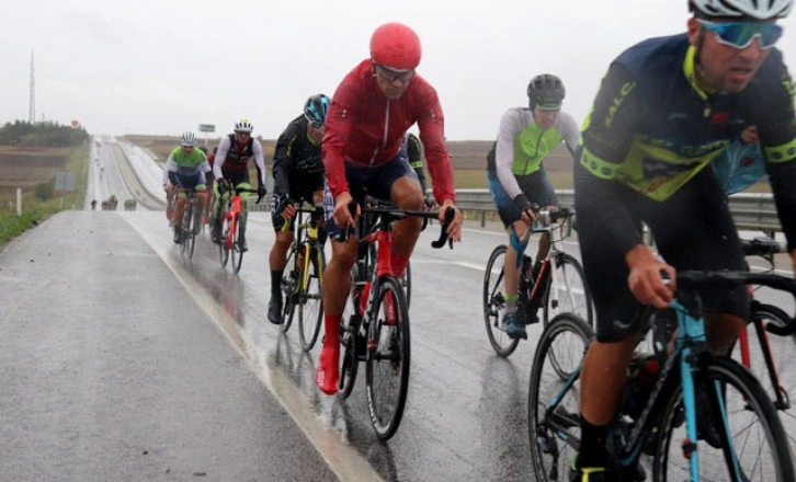 Edirne'de Cumhuriyet Kupası Bisiklet Yarışı yağmur altında yapıldı
