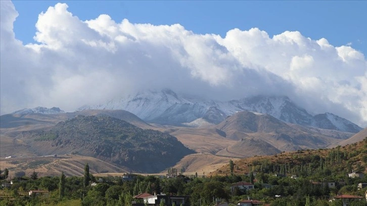 Erciyes Dağı'na mevsimin geçmiş eş yağdı
