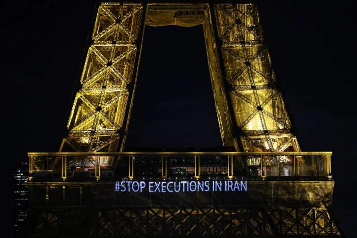 Eyfel Kulesi’ne 'İran'da idamları durdurun' çarpıcı sözleri yansıtıldı