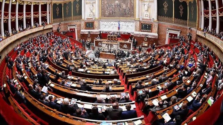 Fransa’da mecliste kesin çoğunluğu kaybeden hükümetin “meşruiyeti” tartışılıyor