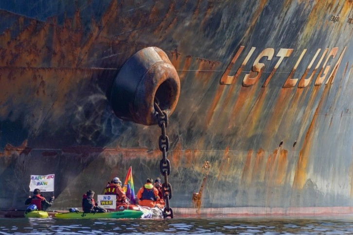 Greenpeace aktivistleri 95 bin ton akaryakıt taşıyan Rus tankerine menfaatlerini zincirledi