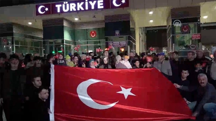 Herson'daki 88 Ahıska Türkü, Sarp Sınır Kapısı'ndan Türkiye'ye antre yaptı