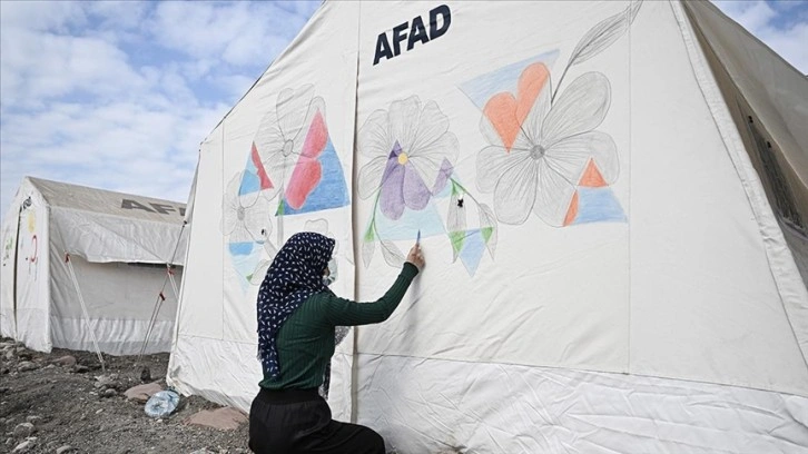 İskenderun'daki arızi korunma dalında artan çocuklar, çadırları resimleriyle renklendirdi