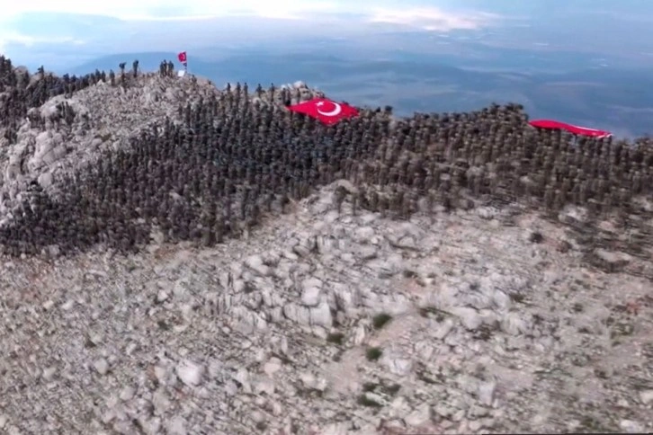 Isparta’da 3 bin komando, şehitleri anmak için Davraz Dağı'na tırmandı