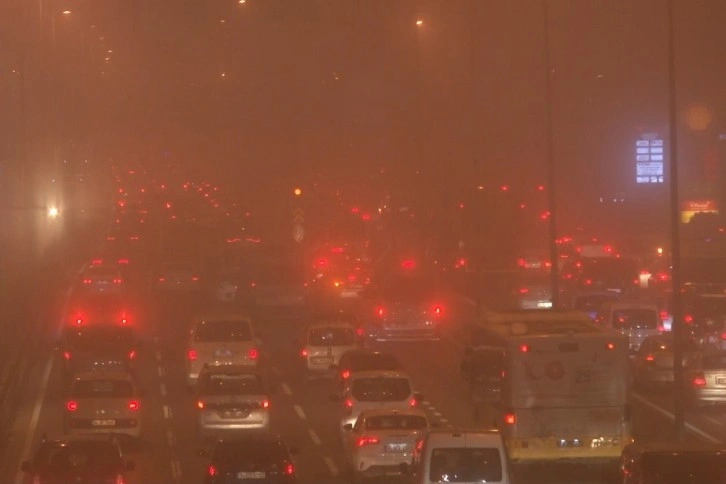 İstanbul’da sis etkili oldu, E-5 karayolu drone ile görüntülendi