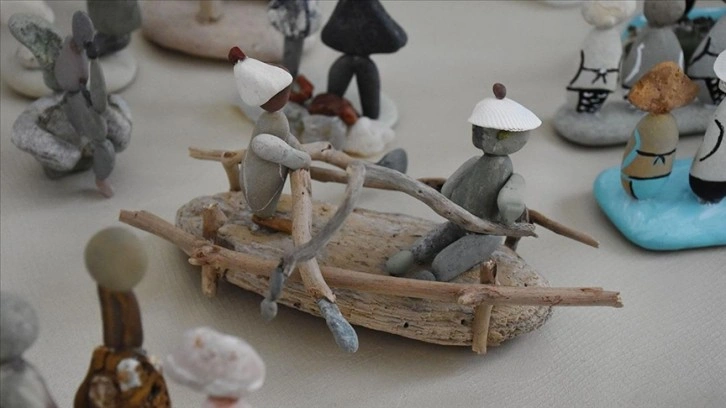 Karadeniz sahilinden toplamış olduğu taşları sanat eserine dönüştürüyor