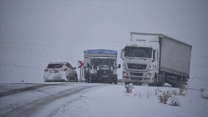 Kars-Göle esmer yolunda kar yağışı, sürücülere çetin anlamış olur yaşattı