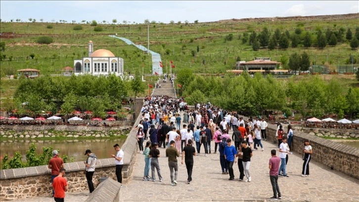Medeniyetler şehri Mardin ve Diyarbakır turizmde neşe bereketi yaşıyor