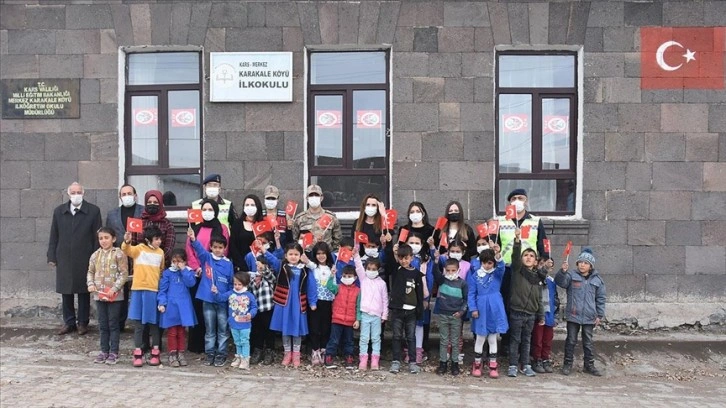 Mehmetçik'ten 2 bin 300 rakımdaki köyde fariza eden öğretmenlere şaşırtı ziyaret