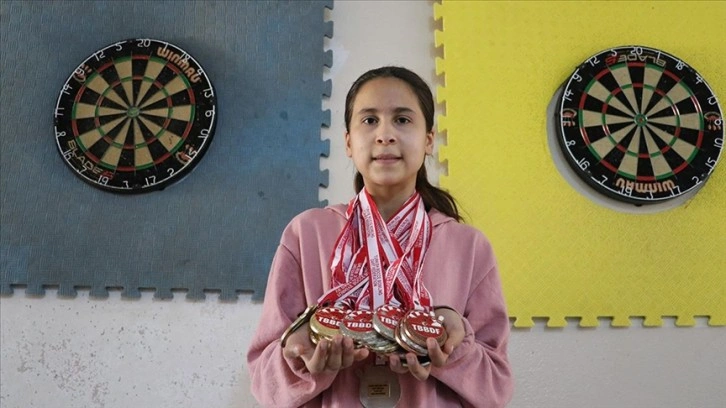 Öğretmenleri yardımıyla dart sporuna süregelen Ceylin'in amacı Avrupa