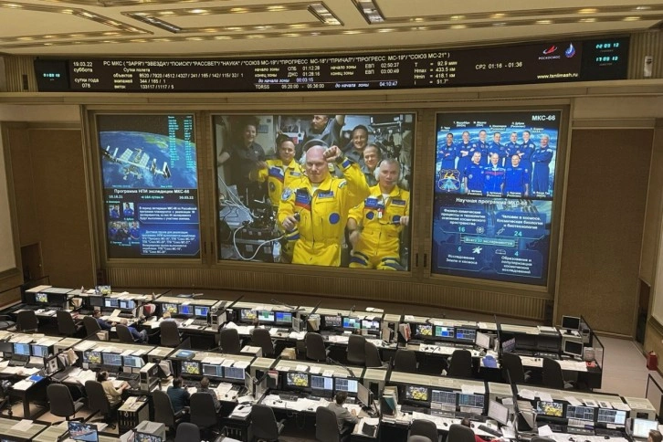 Rus kozmonotlar, Ukrayna temalı giysilerle Uluslararası Uzay İstasyonu'na çıktı
