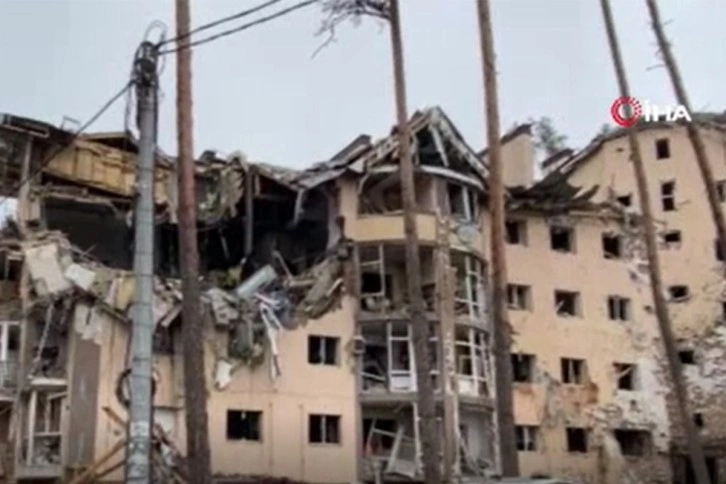 Rus savaş uçakları Irpin'de sivil yerleşim yerlerini bombaladı