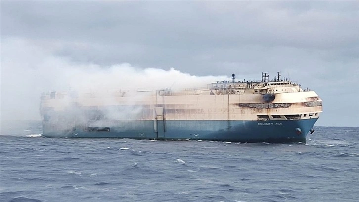 Seyir sırasında yangın çıkan lüks araç iki canlı gemi Atlas Okyanusu'nda sürükleniyor