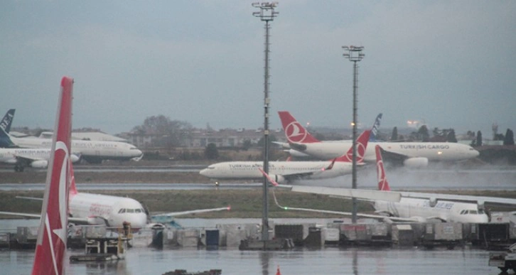 Şiddetli lodos İstanbul’da hava ulaşımını olumsuz etkilemeye devam ediyor