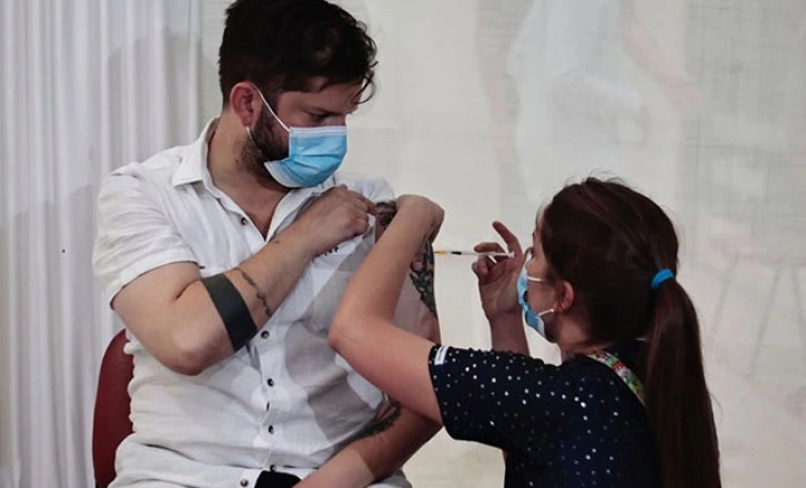 Şili’nin dövmeli genç Devlet Başkanı Boric 3’üncü aşıyı oldu