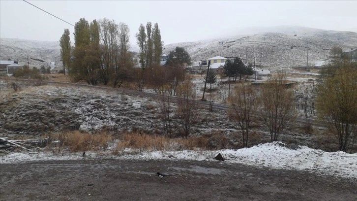 Sivas'ın erdemli kesimlerine kar yağdı