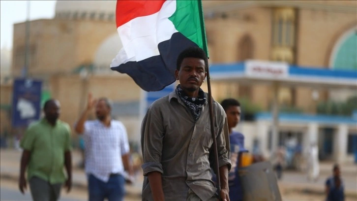 Sudan'da acemi intikal devri düşüncesince asker ve siviller ortada 