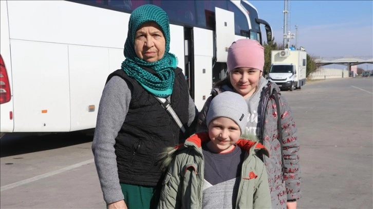 Torunlarıyla savaştan kaçan Azerbaycanlı eş Türkiye'ye ulaşmanın mutluluğunu yaşıyor