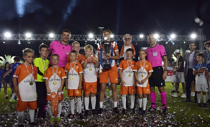 Turist çocuklarının futbol turnuvasını Cüneyt Çakır yönetti 