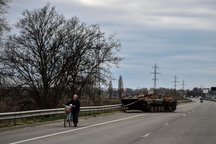 Ukrayna'da havaya uçurulan köprülerde sivillerin zorlu yolculuğu