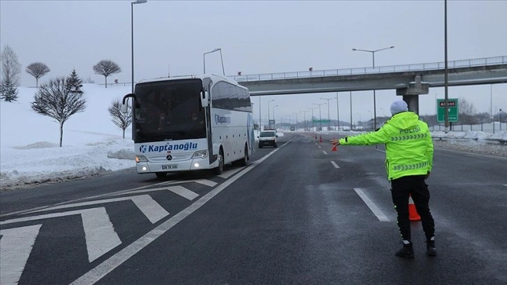 Yolcu otobüslerinin Bolu Dağı'ndan İstanbul yönüne geçmiş olmasına müsaade verilmiyor