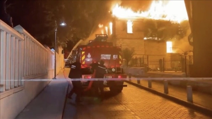 Zeytinburnu'nda zamanı fırında çıkan yangına itfaiye aracı aracı ekipleri dahil ediyor