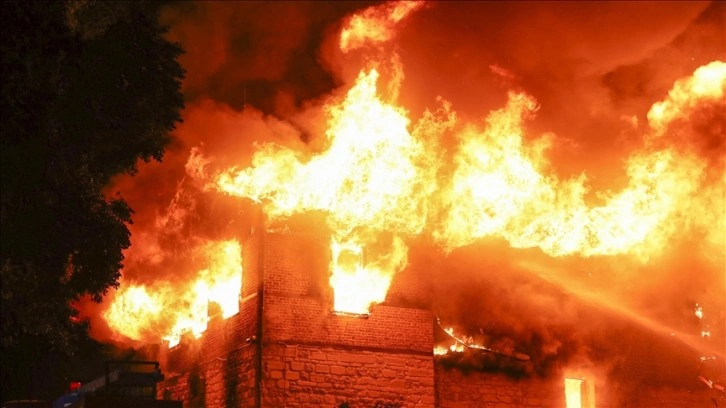 Zeytinburnu'nda Tarihi Merkez Efendi Fırını çıkan yangında çıngı hararet yandı