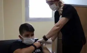 12 yaşındaki Ahmet, koronavirüs aşısı oldu