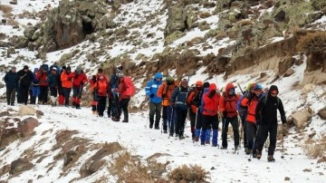 27 dağcıdan Ağrı Dağı'na doruk tırmanışı
