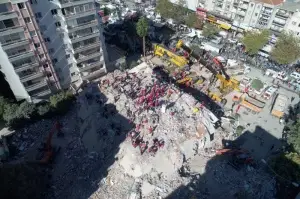 36 kişiye mezar olan Rıza Bey Apartmanı davasında depremzedeler fenalaştı