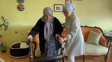 89 yaşındaki annesine çocuk üzere bakıyor