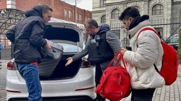 AA ekibi, Kiev'de yurtta muhat küsurat Türk öğrenciyi büyükelçiliğe ulaştırdı