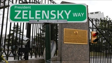 ABD'de göstericiler, Rus Büyükelçiliğinin bulunmuş olduğu sokağa 'Zelensky' yazan safiha as