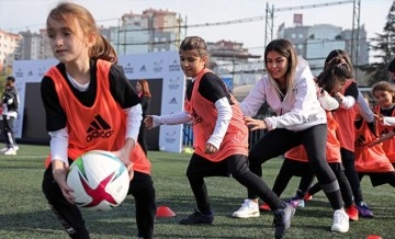 Adidas ve Kızlar Sahada'dan 'İlk Topum' projesi