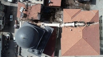 Adıyaman'da depremde yıkılan minare 3 bükülmüş apartmanın için biricik zerre devrildi