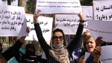 Afgan hanımlar kısıtlanan yetişek ve emek vermek hakları düşüncesince Kabil’de protesto düzenledi