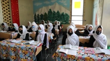 Afganistan'da kız öğrencilerin ortaöğretim eğitimi sadece Mezar-ı Şerif'te sürüyor
