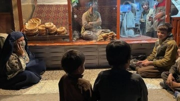 Afganistan'da yoksul ahali fırınların önünde ortak ekmek düşüncesince iane bekliyor