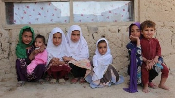 Afganistan'daki çocuklar kesat dolayısıyla ölümle üzerine karşıya